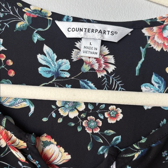 GORGEOUS! Black floral blouse with ruffle details and 3/4 length sleeves - Picture 6 of 12